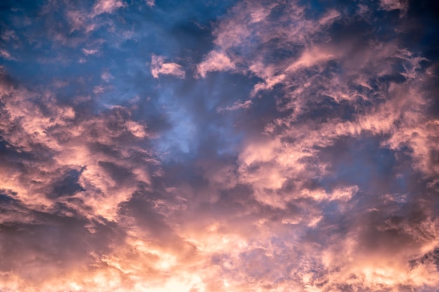 Fundo de beleza real abstrato celeste Roxo escuro azul rosa brilhante fantástico pôr do sol reflexões céu cumulus nuvens Sombrio trágico à noite nebulosidade cumulativa Copiar design de espaço papel de parede