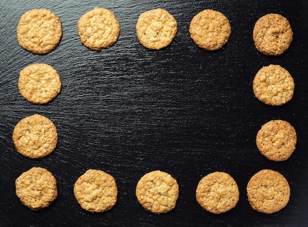 Fundo de biscoito doce de biscoito Conceito de padrão de biscoito de manteiga empilhado domésticoclose-up macroBiscoitos caseiros na mesa de madeiraBiscoitos de cereais com gergelim amendoim girassol e amaranto