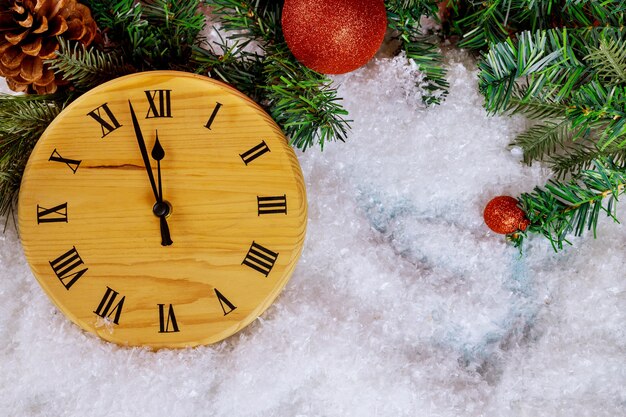 Fundo de boas festas de ano novo com pinheiro e contagem regressiva de neve para o relógio da meia-noite