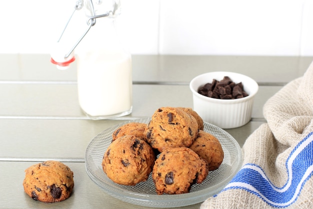 Fundo de bola de Cookies de chocolate com espaço de cópia na mesa de madeira cinza. Lanche de comida caseira para crianças. Foco Selecionado