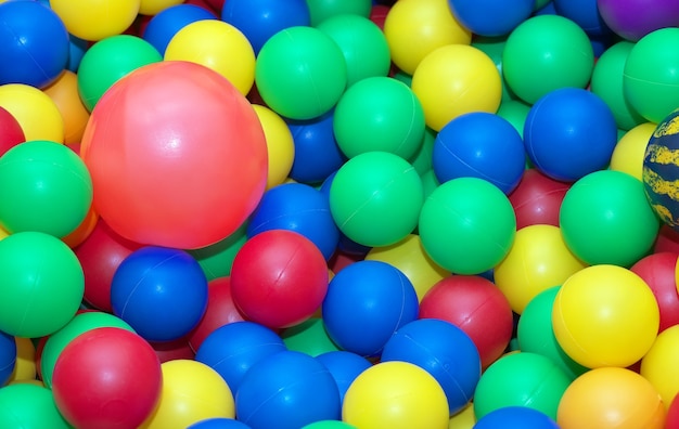 Fundo de bolas de borracha de brinquedo. Bolas para crianças no jardim infantil. fundo de bolas coloridas