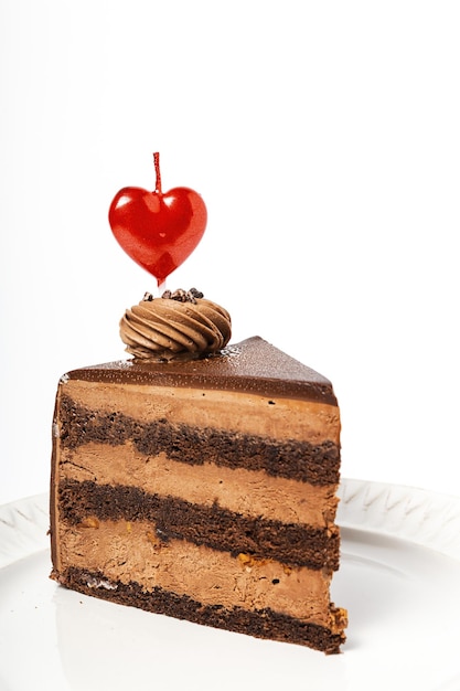 Fundo de bolo de chocolate com vela de coração para dia dos namorados