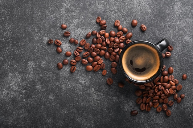 Fundo de café colheres de medição com xícara de grãos de café moído e trufas de chocolate doce na velha mesa de concreto preto fundo de comida vista superior com espaço para o seu texto