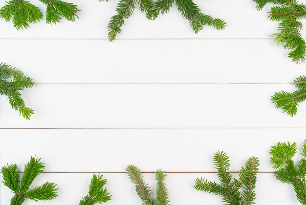 Fundo de cartão de Natal com espaço de cópia no fundo branco de madeira