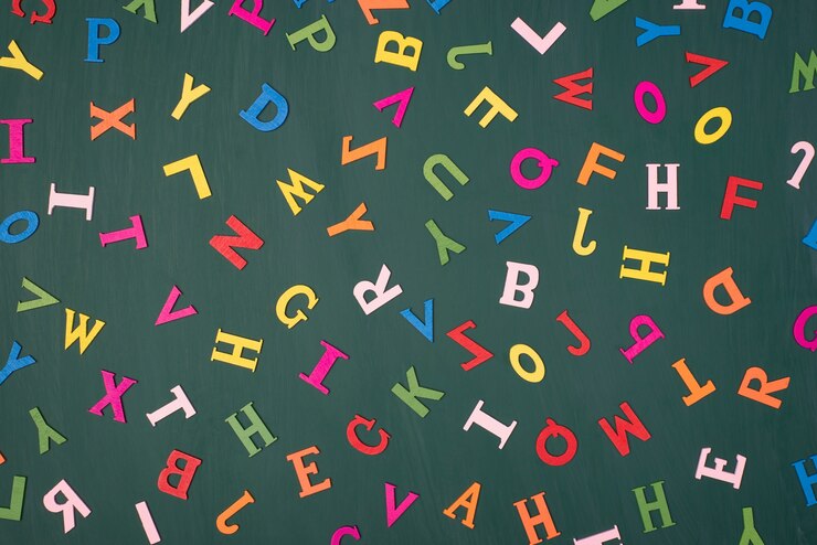 Foto fundo de cartas estudando o conceito de linguagem englidh. foto de visão superior acima de letras coloridas isoladas no quadro verde