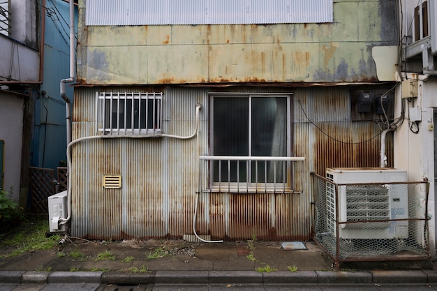 Fundo de casa abandonada enferrujada