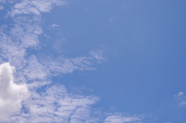 Fundo de céu azul claro bonito com pequenas nuvens