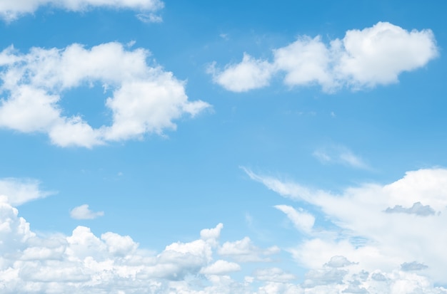 Fundo de céu azul claro bonito com pequenas nuvens