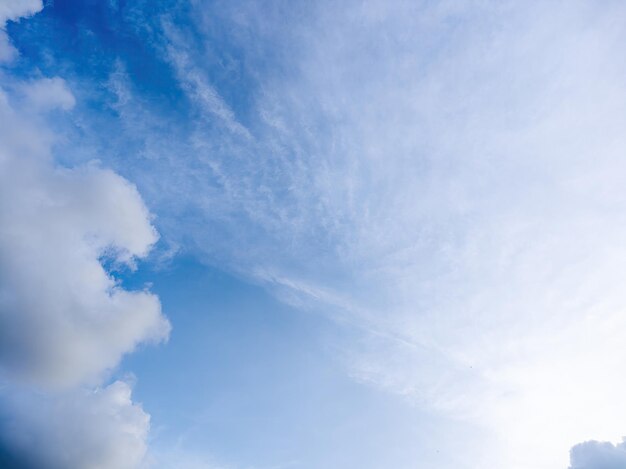 Foto fundo de céu azul claro com textura de nuvens