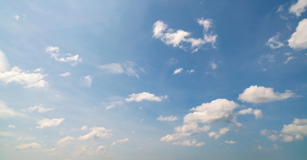 Fundo de céu azul com fundo natural de nuvens Fundo de verão e viagens.