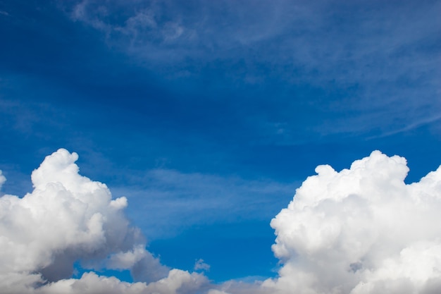 Fundo de céu azul com grandes nuvens fofas