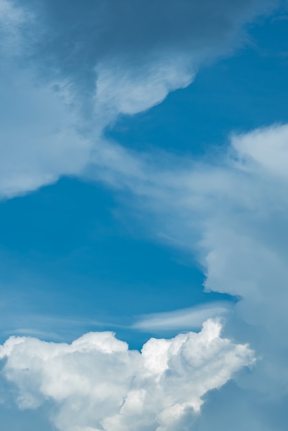 Foto fundo de céu azul com lindas nuvens