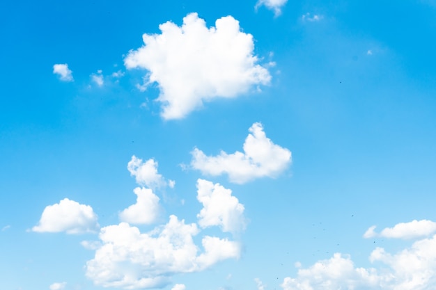 Fundo de céu azul com lindas nuvens