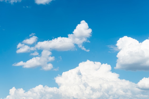 Fundo de céu azul com lindas nuvens