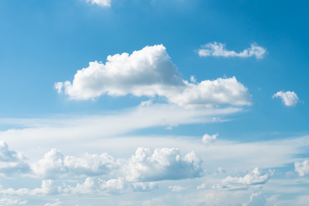 Fundo de céu azul com lindas nuvens