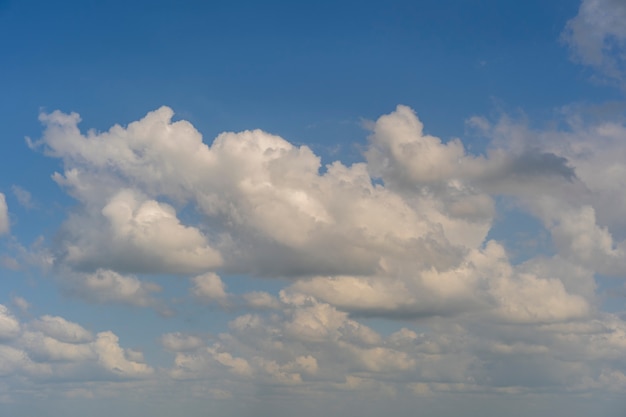 Fundo de céu azul com nuvens brancas em dia ensolarado de verão