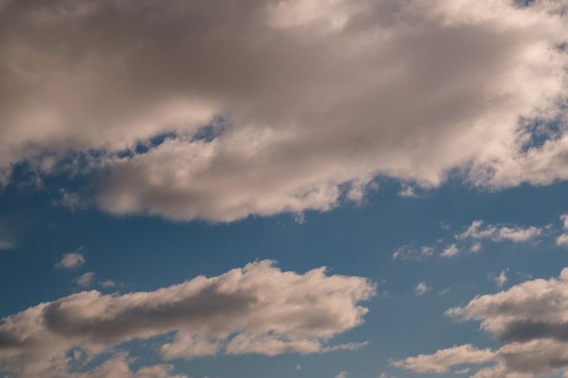 Fundo de céu azul com nuvens brancas listradas no céu e infinito pode ser usado para substituição do céu