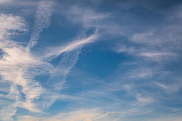 Fundo de céu azul com nuvens brancas listradas no céu e infinito pode ser usado para substituição do céu