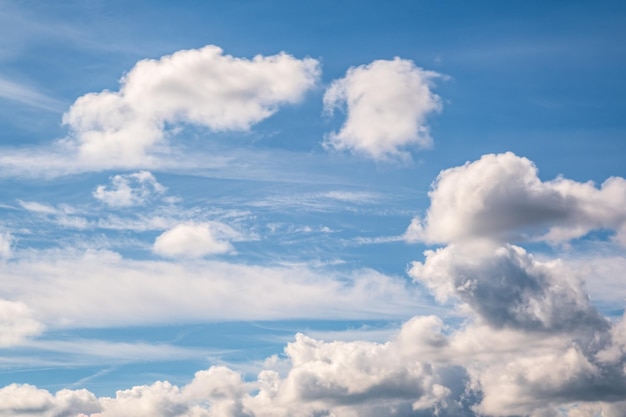 Fundo de céu azul com nuvens brancas listradas no céu e infinito pode ser usado para substituição do céu