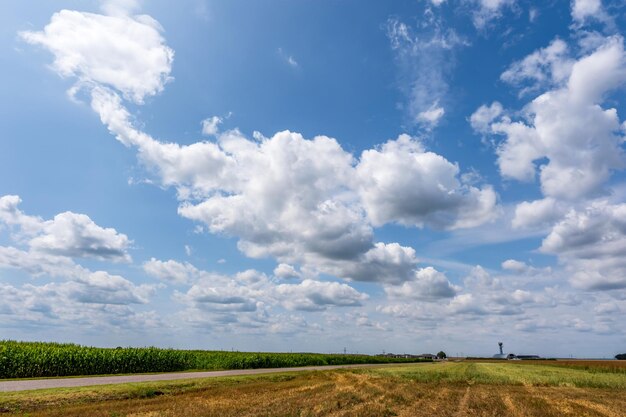 Fundo de céu azul com nuvens brancas listradas no céu e infinito pode ser usado para substituição do céu