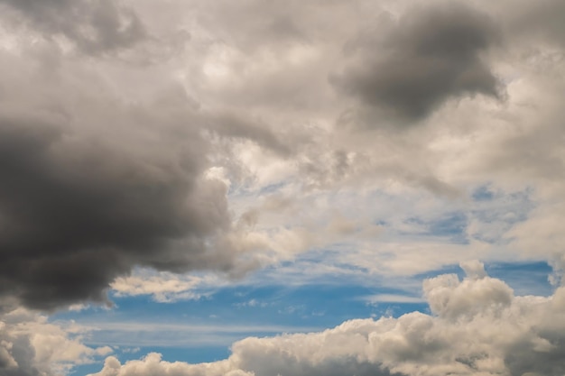 Fundo de céu azul com nuvens brancas listradas no céu e panorama de céu azul infinito pode ser usado para substituição do céu