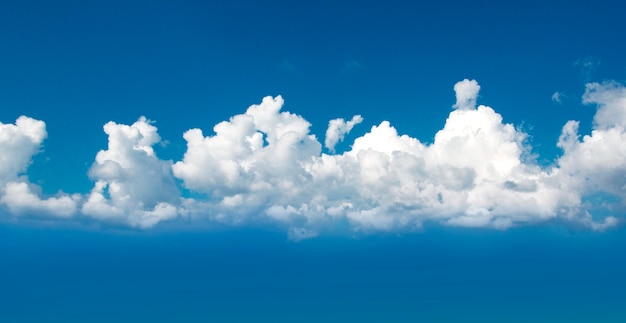 Foto fundo de céu azul com nuvens brancas