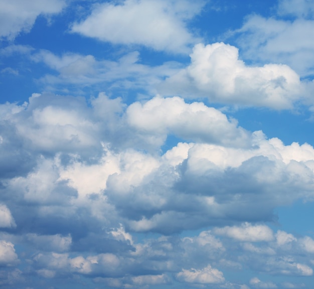 Fundo de céu azul com nuvens brancas