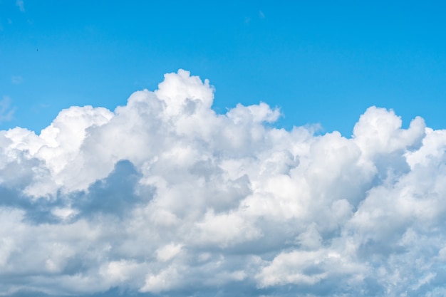 Fundo de céu azul com nuvens brancas