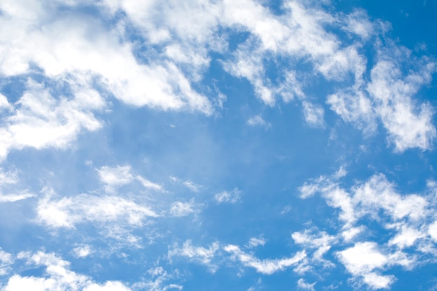 fundo de céu azul com nuvens brancas