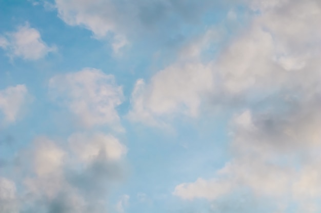 Fundo de céu azul com nuvens brancas