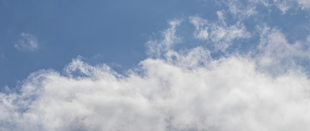 Fundo de céu azul com nuvens brancas