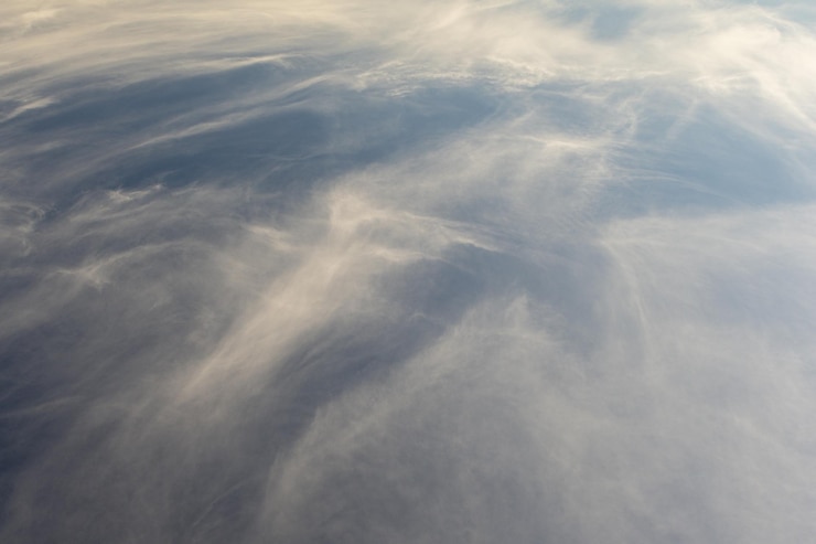 Foto fundo de céu azul com nuvens brancas