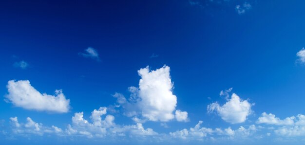 Fundo de céu azul com nuvens brancas