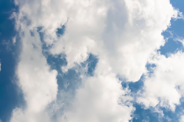 Fundo de céu azul com nuvens. Céu do Brasil.