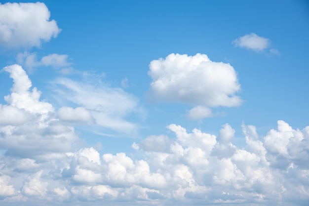 Fundo de céu azul com nuvens cumulus brancas e fofas panorama de nuvens brancas e fofas no céu azul lindo céu azul vasto com incríveis nuvens cumulus espalhadas