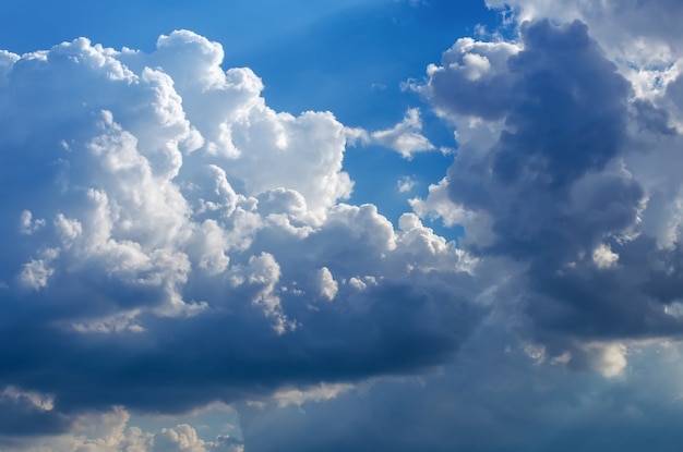 Fundo de céu azul com nuvens fofas