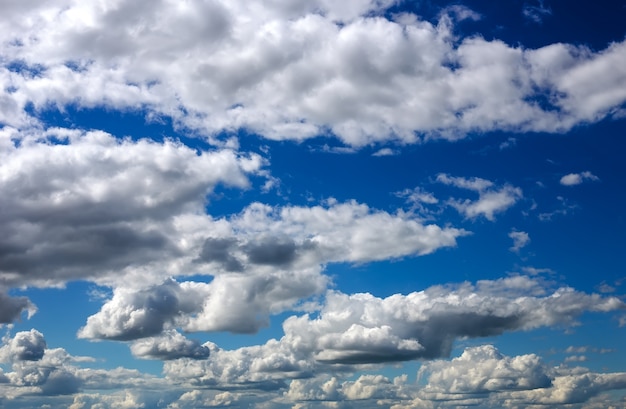 Fundo de céu azul com nuvens fofas