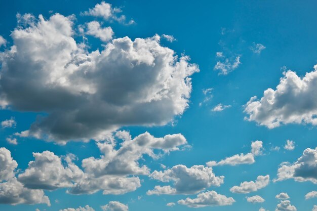 Foto fundo de céu azul com nuvens fofas