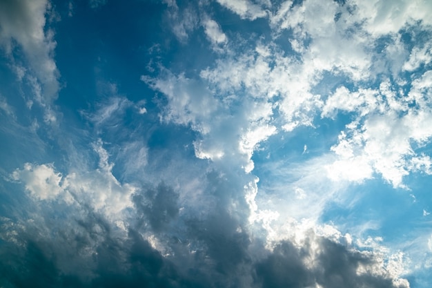 Fundo de céu azul com nuvens incríveis