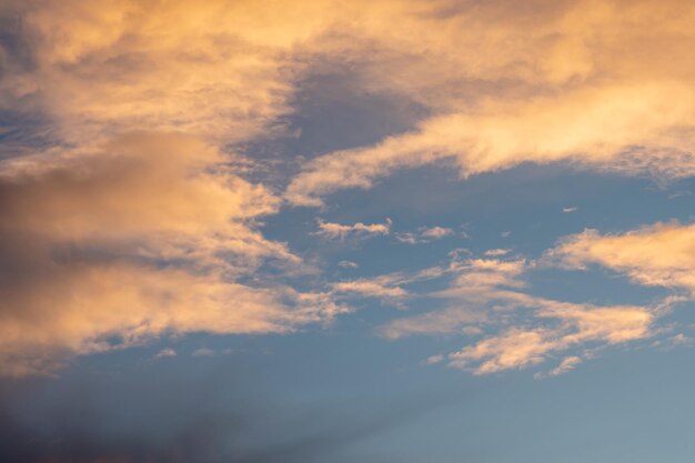 fundo de céu azul com nuvens. Lindo céu pôr do sol acima das nuvens com luz dramática. nuvem fofa