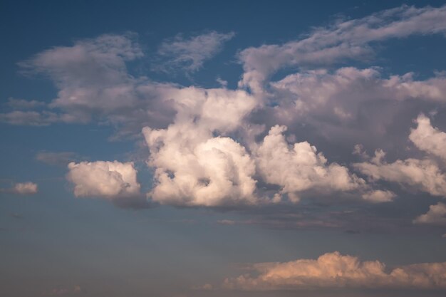 Fundo de céu azul com nuvens listradas brancas panorama de céu azul pode usar para substituição do céu