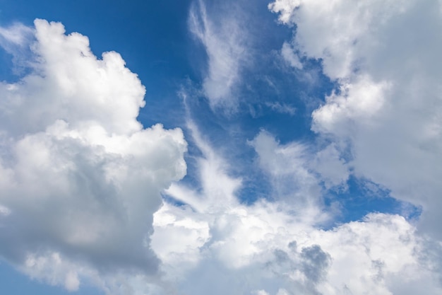 Fundo de céu azul com nuvens. Natureza bela