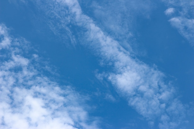 Fundo de céu azul com nuvens pequenas