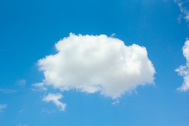 Fundo de céu azul com nuvens pequenas