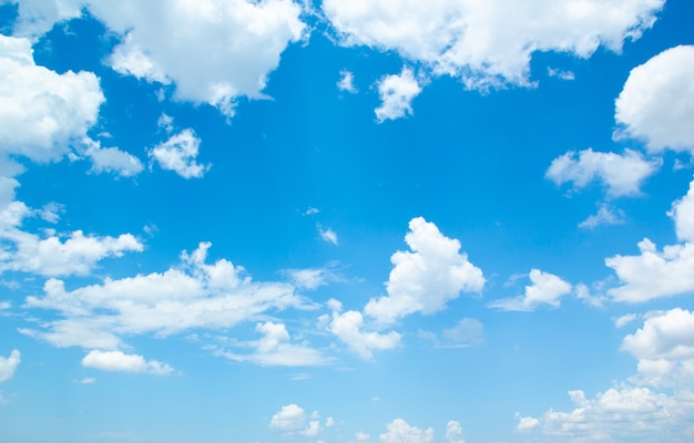 Fundo de céu azul com nuvens pequenas