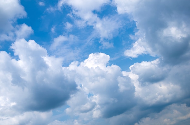 Fundo de céu azul com nuvens pequenas