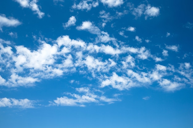 Fundo de céu azul com nuvens pequenas