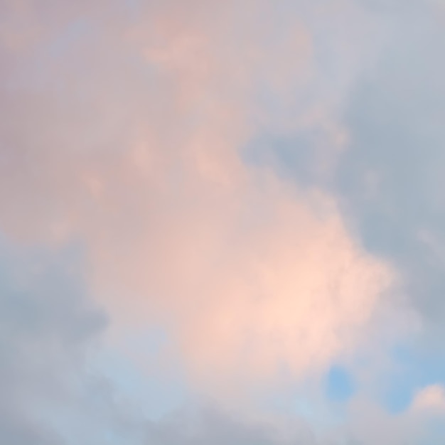 Fundo de céu azul com nuvens rosa pálidas ao pôr do sol