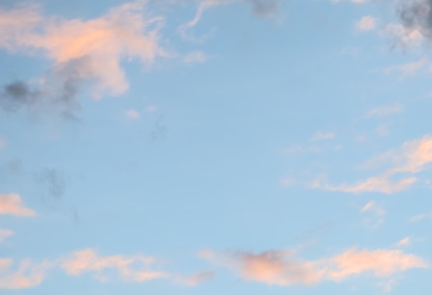 Fundo de céu azul com nuvens rosa pálidas ao pôr do sol