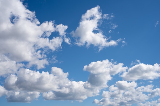 Fundo de céu azul com nuvens